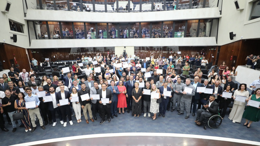 Sessão solene lotou o Plenário da Assembleia na noite desta quinta-feira (5).