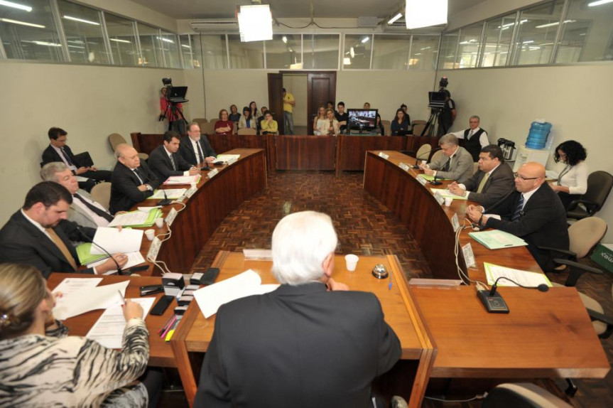 Parlamentares reunidos na CCJ de 12 de agosto.