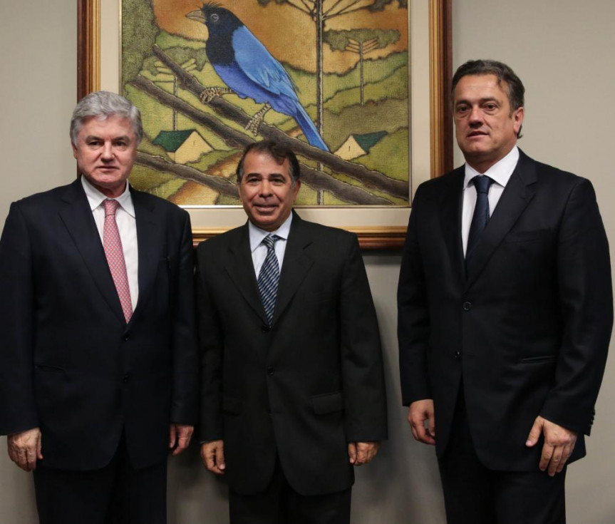 Presidente da Alep, deputado Rossoni, embaixador de Israel no Brasil, Rafael Eldad, e o 1º secretário deputado Plauto Miró.
