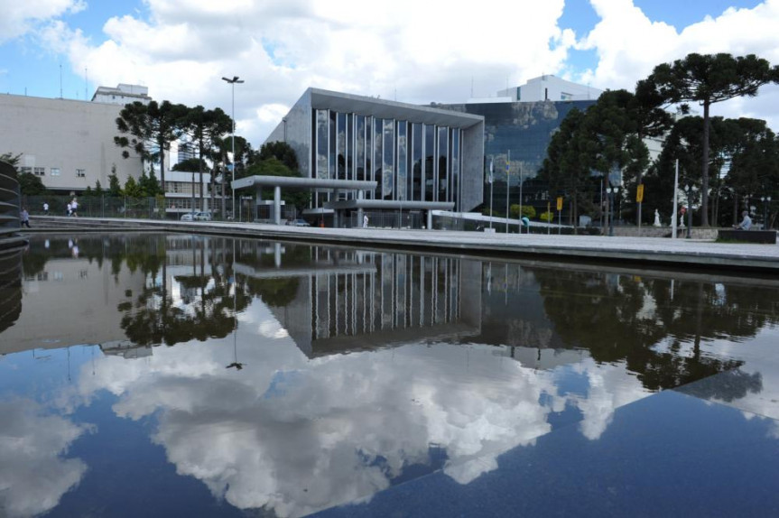 Fachada da Assembleia Legislativa do Paraná.