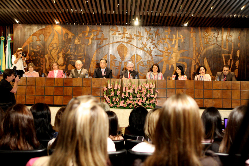 O ato contou com a participação do presidente Valdir Rossoni, do 1º secretário Plauto Miró, do 2º secretário Reni Pereira, do deputado Ademar Traiano e das deputadas Cantora Mara Lima (PSDB), Rose Litro (PSDB) e Luciana Rafagnin (PT).