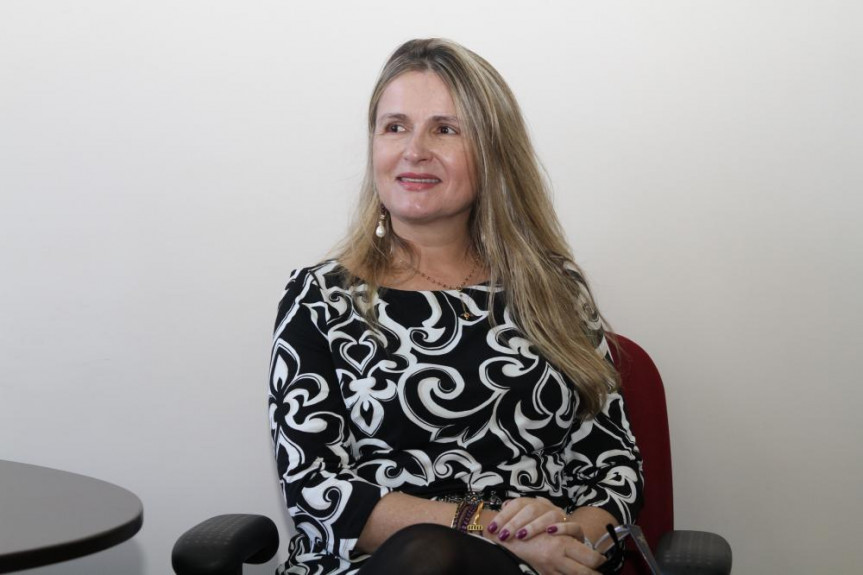 Cláudia Russi Farah, mãe e servidora da Alep. 