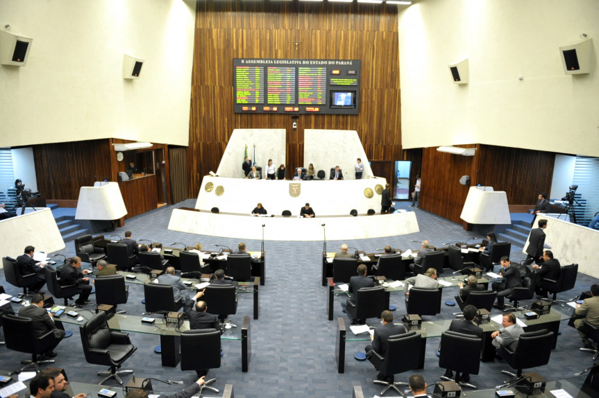 Deputados durante os trabalhos de Plenário.