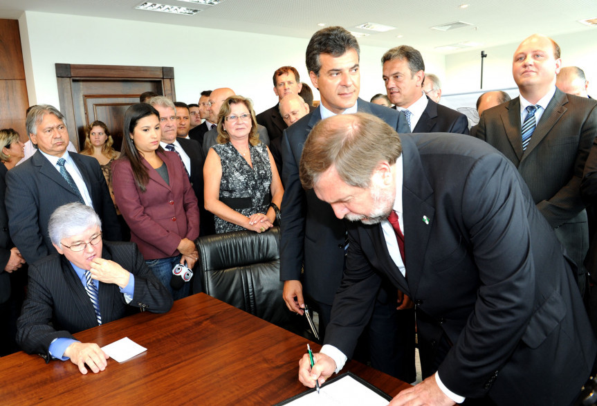Richa autorizou a construção da nova sede da Escola Estadual Albano Guimarães Martins, em Reserva, e ampliação do Colégio Agrícola Estadual Olegário de Macedo, de Castro.