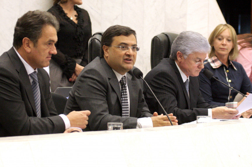 Secretário de Estado da Saúde, Michele Caputo Neto, fala aos deputados sobre as ações e programas desenvolvidos por sua pasta.