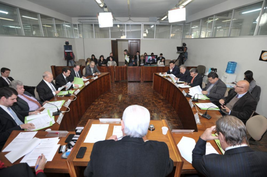 Parlamentares reunidos na Sala das Comissões durante a CCJ no mês de julho/2014.
