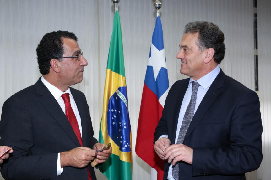 Ministro conselheiro da Embaixada do Chile no Brasil, Jaime Andrés Chomali, e o 1º secretário, deputado Plauto Miró.