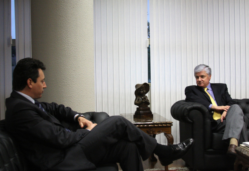 Senador Sergio Souza (PMDB/PR) convidou os deputados da Alep para participarem do debate. (Foto: Nani Gois)