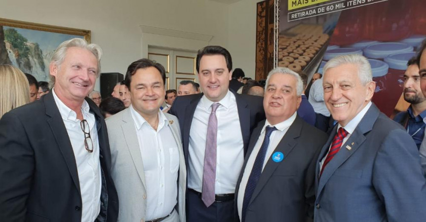 Deputado Subtenente Everton (PSL), com empresários, durante anúncio da retirada de 60 mil itens do regime de substituição tributária.