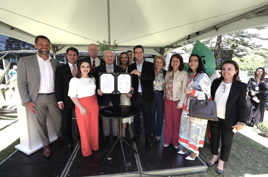 A solenidade de assinatura do termo ocorreu no jardim da entrada do Prédio Presidente Tancredo Neves (Prédio dos Gabinetes).