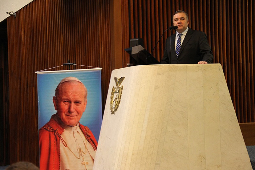 Segundo o deputado Ney Leprevost, São João Paulo II além de grande líder religioso, foi também um estadista, corresponsável pela derrubada de regimes totalitários e pela queda do Muro de Berlim.