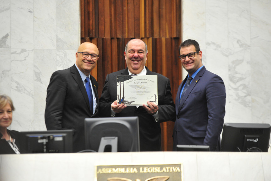 Sessão solene homenageou os 33 anos da Associação Amigos do HC e os três anos do Programa de Defesa dos Direitos da Criança e do Adolescente (DEDICA).