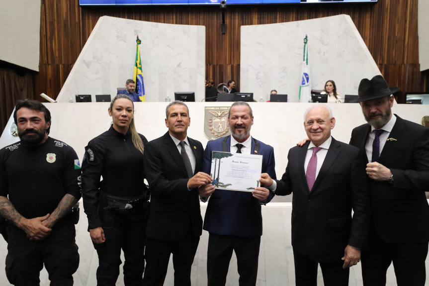 Homenagem ao delegado Rodrigo Brown (foto) ocorreu no início da sessão plenária desta segunda-feira (5).