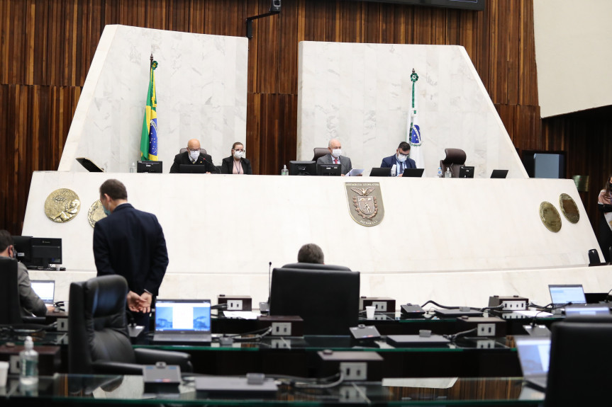 Deputados aprovam projeto que possibilita o acolhimento de crianças órfãs ou sob tutela do Estado por padrinhos e madrinhas do coração nos finais de semana, feriados e datas comemorativas.