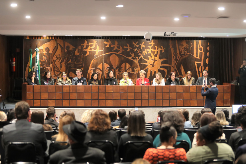 Reunião lotou o Plenarinho da Assembleia Legislativa na manhã desta segunda-feira (10).