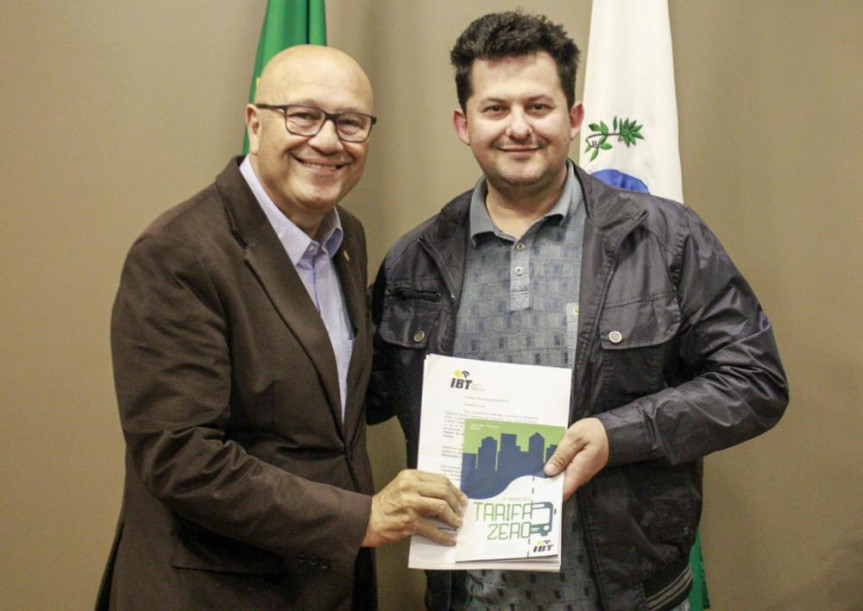 Deputado Romanelli (PSB) com o presidente da União dos Vereadores do Paraná, Julio Makuch, que declarou apoio ao projeto Tarifa Zero no transporte público.