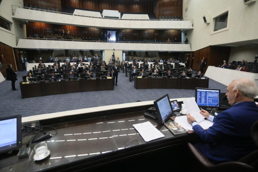 Deputados aprovam título de Cidadã Benemérita do Paraná à ministra Damares Alves.