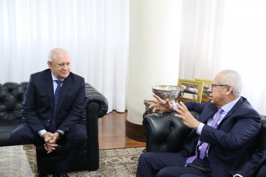 Presidente da Alep, Ademar Traiano (PSDB), recebe o embaixador do Peru no Brasil, Vicente Rojas.