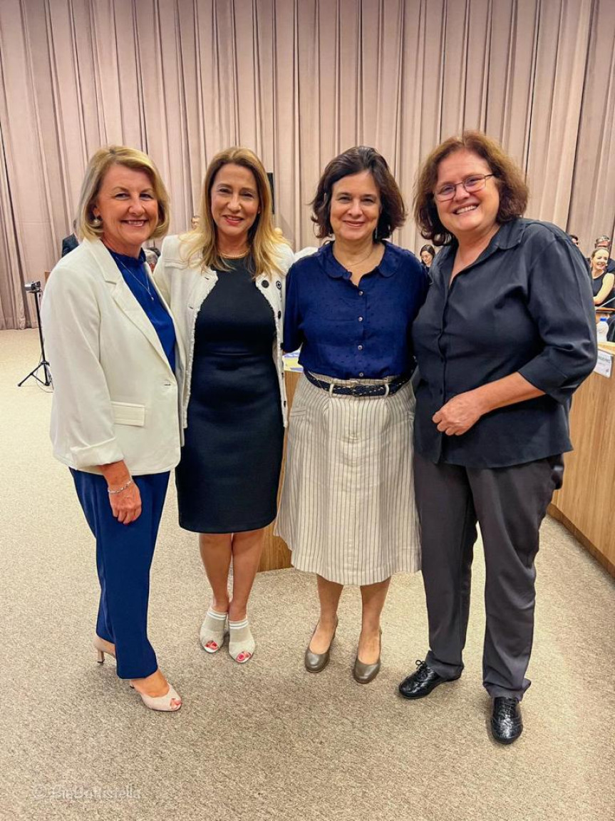 Márcia Huçulak ao lado da Secretária de Vigilância em Saúde,   Ethel Leonor Noia Maciel, da ministra Nisia Trindade, e da secretária de Saúde de Curitiba, Beatriz Battistella.