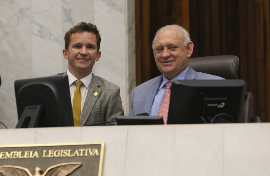 Presidente da Assembleia, deputado Ademar Traiano, com o deputado Rodrigo Estacho (PV) autor do projeto de lei 243/2019 aprovado na sessão desta quarta-feira (06).