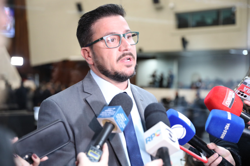 O deputado Arilson Chiorato, Vice-Líder da Oposição na Casa, trouxe à tona a contradição do projeto ao chamá-lo de "Escola S.A., de Sociedade com Fins Lucrativos".