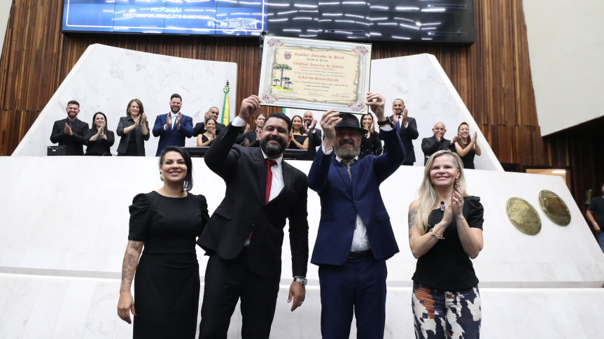Solenidade ocorreu no Plenário da Casa, na noite desta segunda-feira (16).