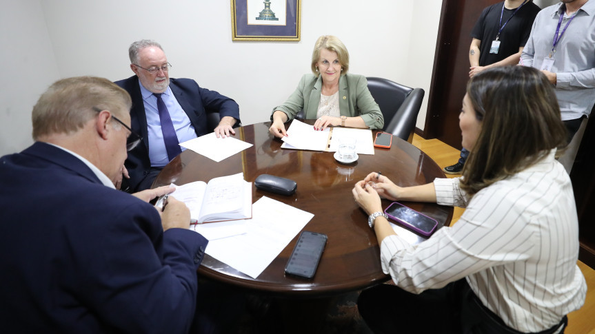 Reunião ocorreu no início da tarde desta terça-feira (20).