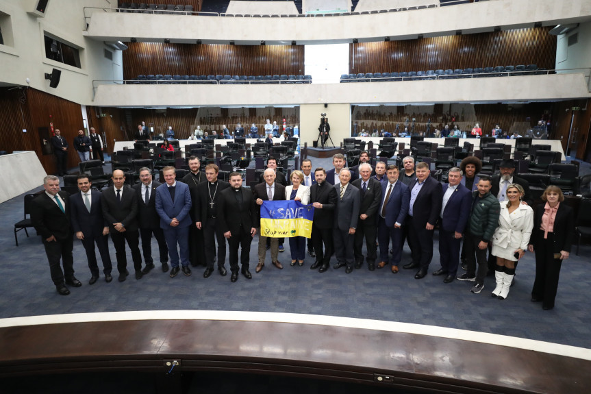 O pedido foi feito por uma comitiva de lideranças religiosas ucranianas ao presidente da Casa, Ademar Traiano (PSD), durante reunião nesta terça-feira (21), intermediada pela deputada Márcia Huçulak (PSD).