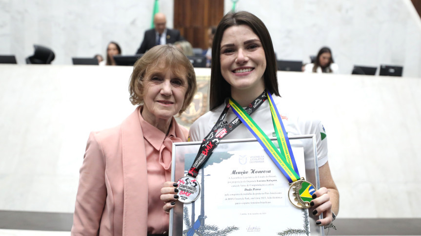 A atleta Eduarda Penso Bordignon, conhecida como Duda Penso, ao lado da deputada Luciana Rafagnin (PT), proponente da honraria.