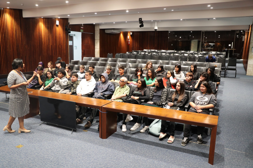 Alunos do Colégio Estadual Mario Braga visitam a Assembleia
