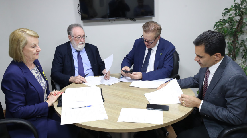 Reunião ocorreu após a sessão plenária desta segunda-feira (15).