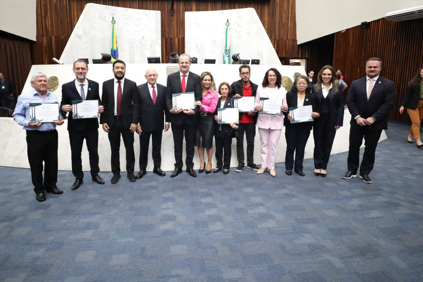 Homenagem ocorreu no inicio da sessão plenária desta terça-feira (10).