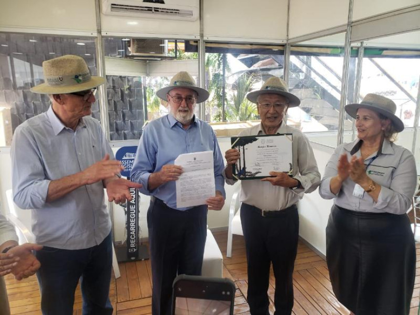 Entrega de Menção Honrosa hoje no estande da Assembleia na ExpoLondrina: secretário Norberto Ortigara, deputado Tercilio Turini, pesquisador Tumoru Sera e presidente em exercício do IDR-Iapar Vânia Cirino.