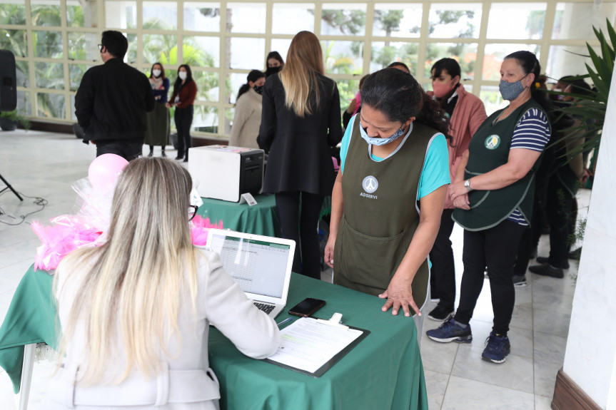 Ação Eu me Cuido mobilizou servidoras terceirizadas da Assembleia Legislativa na campanha do Outubro Rosa.