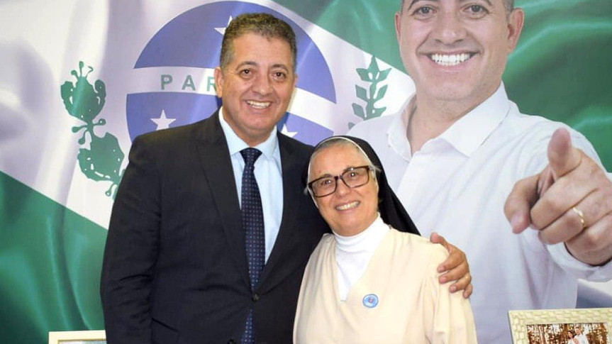 Deputado Cobra Repórter (PSD) ao lado da Reverenda Irmã Elizabeth Mendes.