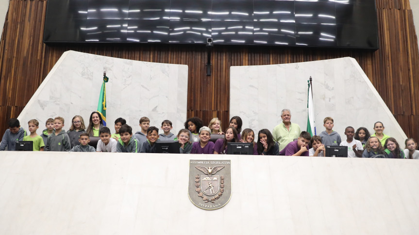 Estudantes puderam conhecer o plenário.