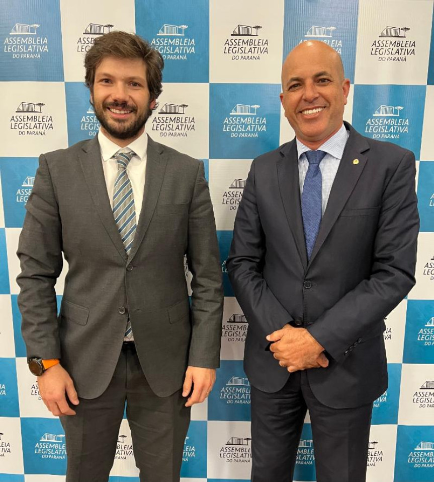 O deputado Tiago Amaral (PSD), presidente da CCJ da Assembleia Legislativa do Paraná, ao lado do deputado Ismael Crispin (PSB), que comanda a CCJ da Assembleia Legislativa de Rondônia.