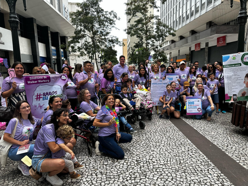 A ação reuniu pessoas com doenças raras, familiares, profissionais de saúde, representantes de diversas instituições e gestores públicos.