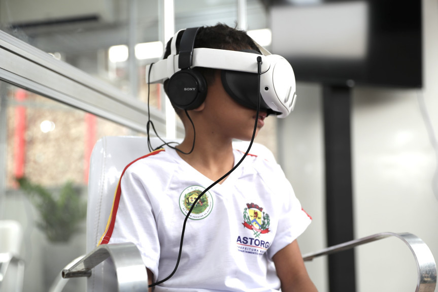 Os óculos para o tour virtual no Poder Legislativo fizeram sucesso entre os visitantes no estande da Assembleia Itinerante, em Astorga.