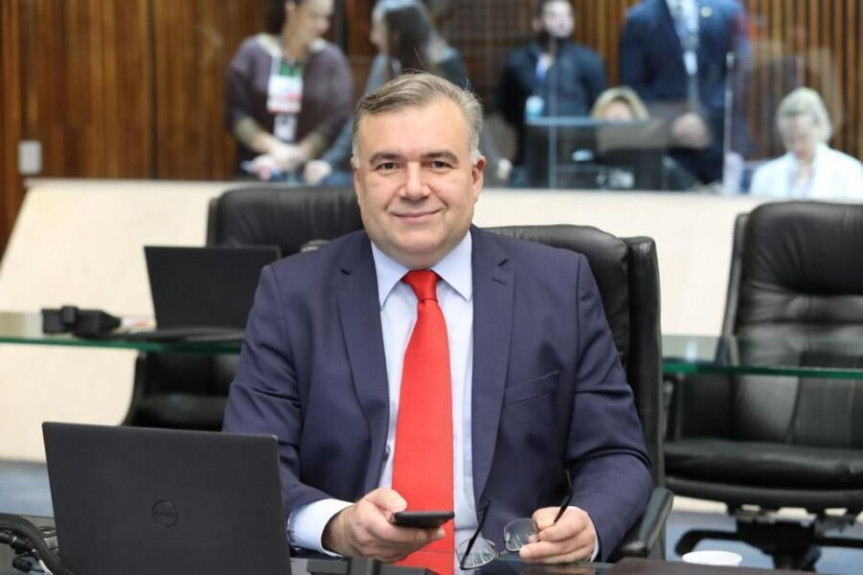 O deputado Ney Leprevost (União) assina a proposta ao lado da deputada Mabel Canto (PSDB) e dos deputados Delegado Jacovós (PL) e Márcio Pacheco (Republicanos).
