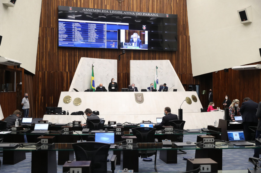 Deputados aprovam a regulamentação do uso das doses remanescentes de vacina contra a covid-19.