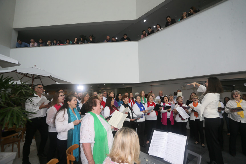 Corais luteranos Bom Pastor e Martin Luther apresentaram aos funcionários e visitantes um repertório repleto de clássicos da música sacra.