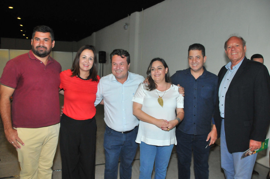 João Gouveia Cezar e Denise Fertonani Araujo, da Rota sonho Lindo, Sandra Moya, coordenadora da Casa Civil em Londrina, Márcio Nunes, Secretário do Desenvolvimento Sustentável e Turismo,  Denise Fertonani Araujo, da rota Sonho Lindo, o deputado Cobra Repórter e o presidente da Paraná Turismo,  João Jacob Mehl.
