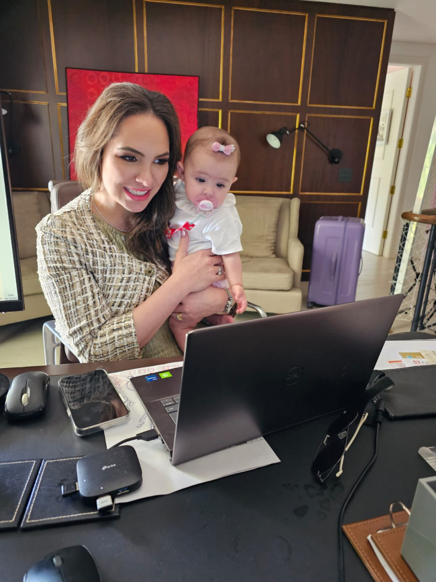 A deputada participou da sessão com a filha Maria Stefania, de apenas cinco meses, em seu colo.  “Registrar a presença mais que especial da Maria Stefania nesta sessão histórica, em que estamos comemorando uma grande conquista para o Paraná e para todas as crianças paranaenses”. disse.