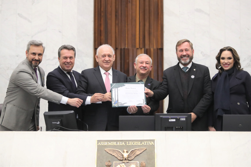 Homenagem ocorreu no início da sessão plenária desta segunda-feira (19).