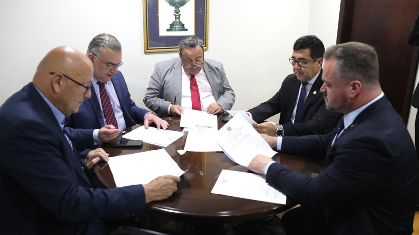 Reunião ocorreu após as sessões plenárias desta terça-feira (16).