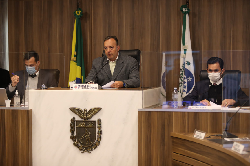 Proposta que pretende regulamentar uso de doses da vacina contra a covid-19 em debate na reunião da Comissão de Constituição e Justiça.