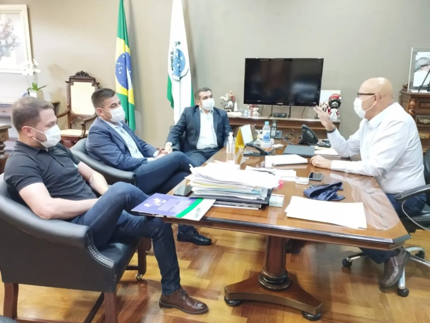 O primeiro secretário da Assembleia Legislativa, deputado Luiz Claudio Romanelli, se reuniu com representantes da AMP e SEBRAE para tratar do evento Governo 5.0 que será realizado em maio.