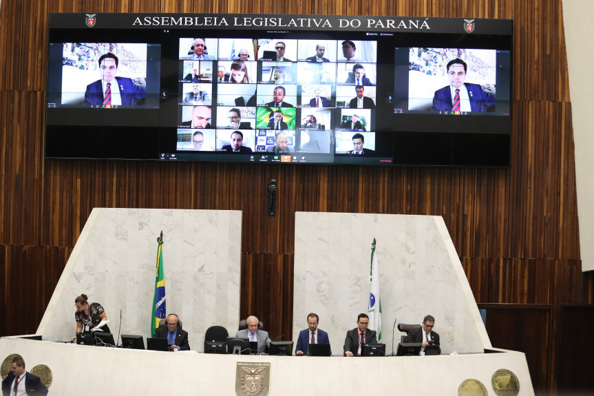Um sistema de vídeoconferência proporcionou aos deputados votarem à distância, em tempo real, três projetos importantes para o estado e também para o Poder Legislativo.