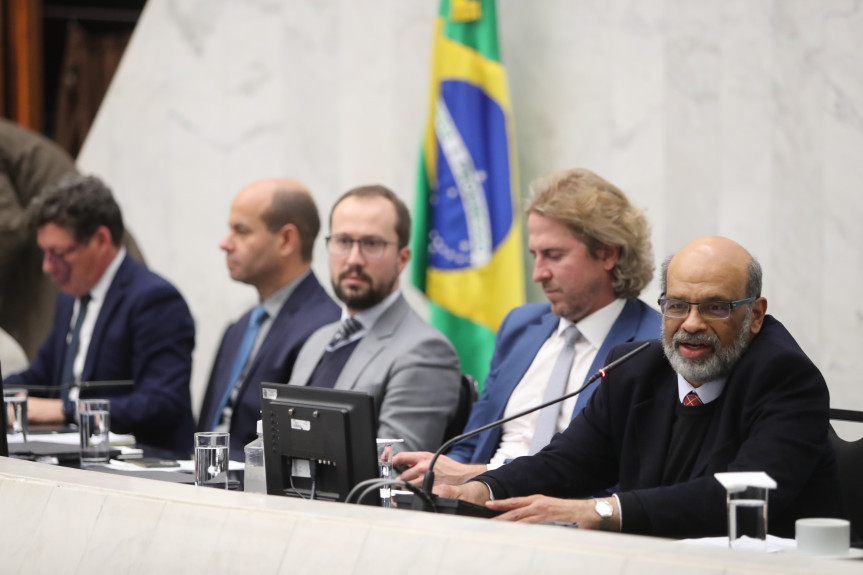 O secretário da Fazenda do Paraná, Renê Garcia Júnior, e o deputado federal Zeca Dirceu (PT-PR) também participaram do seminário.